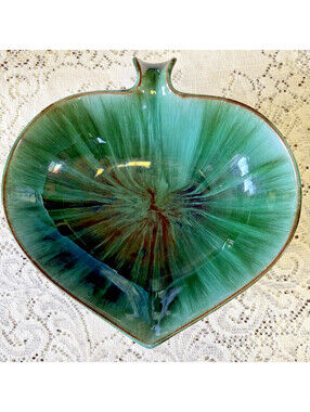 Blue Mountain Pottery Canada Large Leaf Shaped Serving Bowl Green Drip Glaze 11”